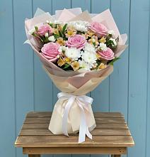 Букет цветов из:  Гвоздики, Орхидеи и Розы в Арье