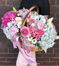 Композиция солнечный день в Арье Цветочная композиция из Розы, Хризантемы, Пионы и Лизиантусы в корзине в Арье