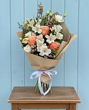 Букет цветов из:  Альстромерии, Лизиантусы, Розы и Хризантемы в Арье