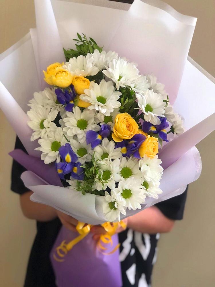Букет цветов из: Ирисы, Хризантемы и Розы в Арье