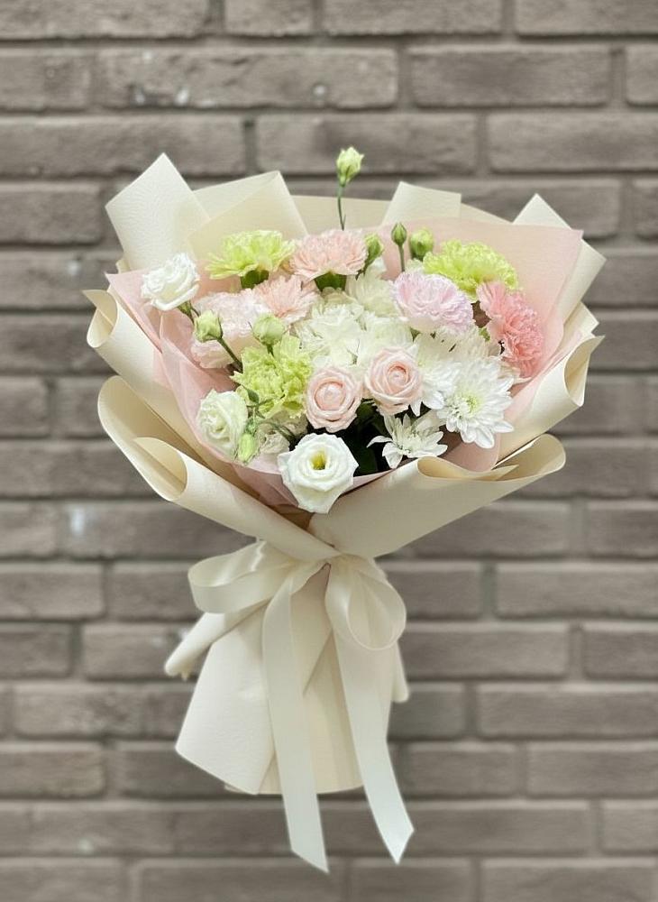 Букет цветов из: Гвоздики, Розы, Лизиантусы и Хризантемы в Арье