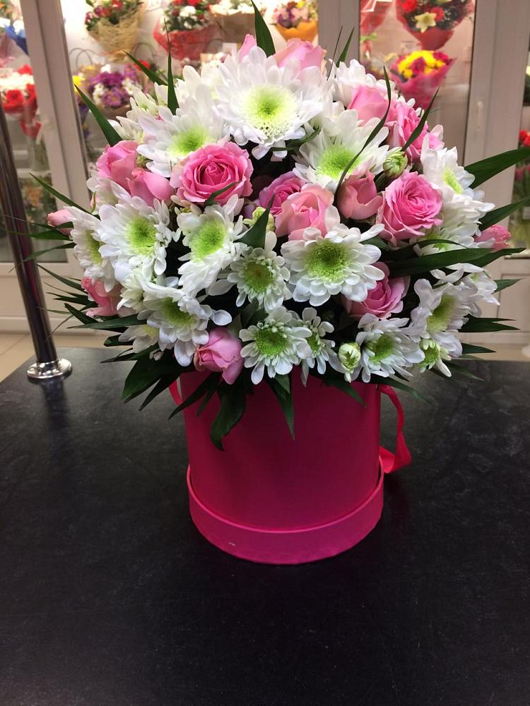 Цветочная композиция из Розы и Хризантемы в шляпной коробке в Арье