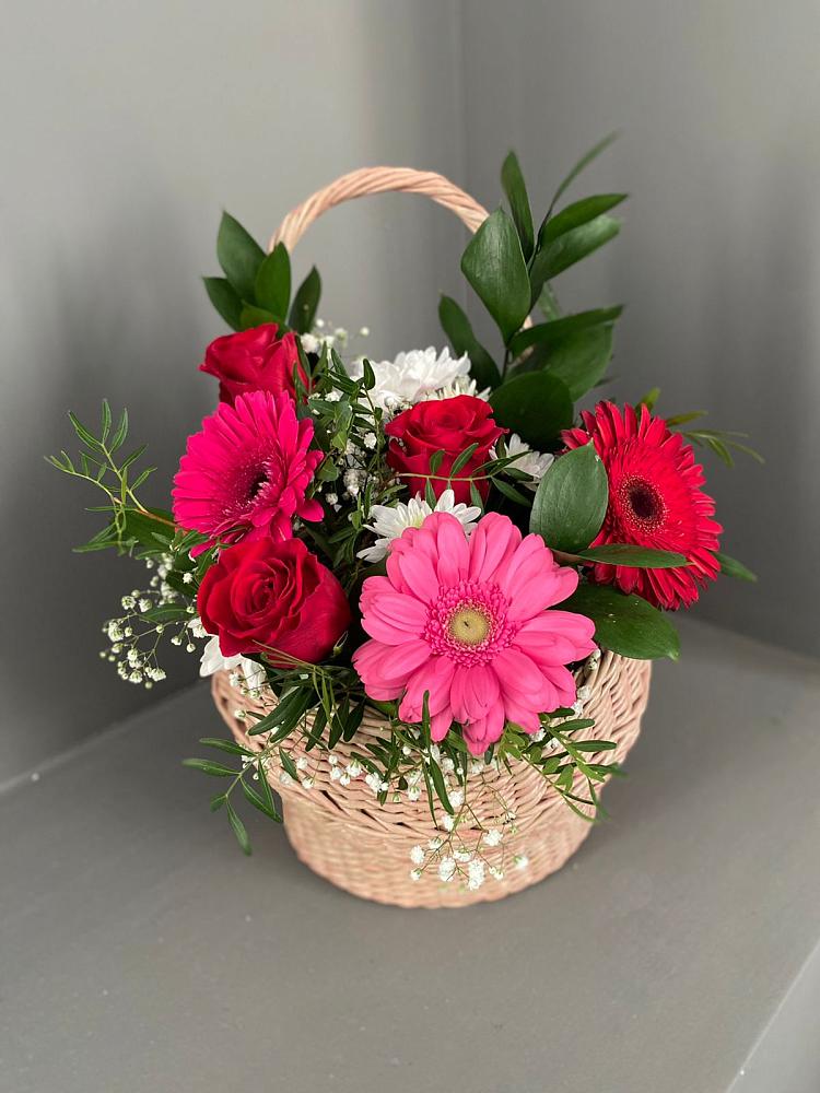Цветочная композиция из Розы, Хризантемы и Герберы в корзине в Арье