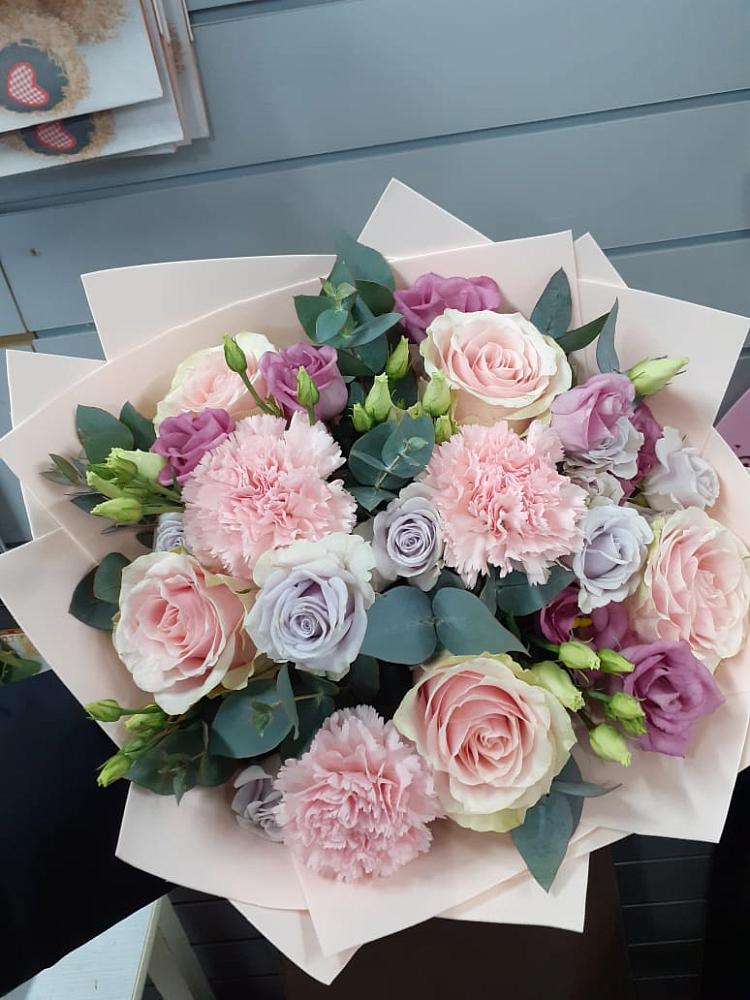 Букет цветов из: Розы, Гвоздики и Лизиантусы в Арье