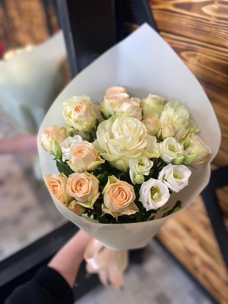 Букет цветов из: Розы и Лизиантусы в Арье